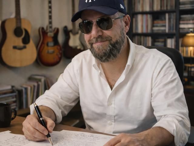 JM Blacwell, auteur-compositeur français et fondateur de Blacwell Music, travaillant sur ses compositions musicales.