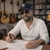 JM Blacwell, auteur-compositeur français et fondateur de Blacwell Music, travaillant sur ses compositions musicales.